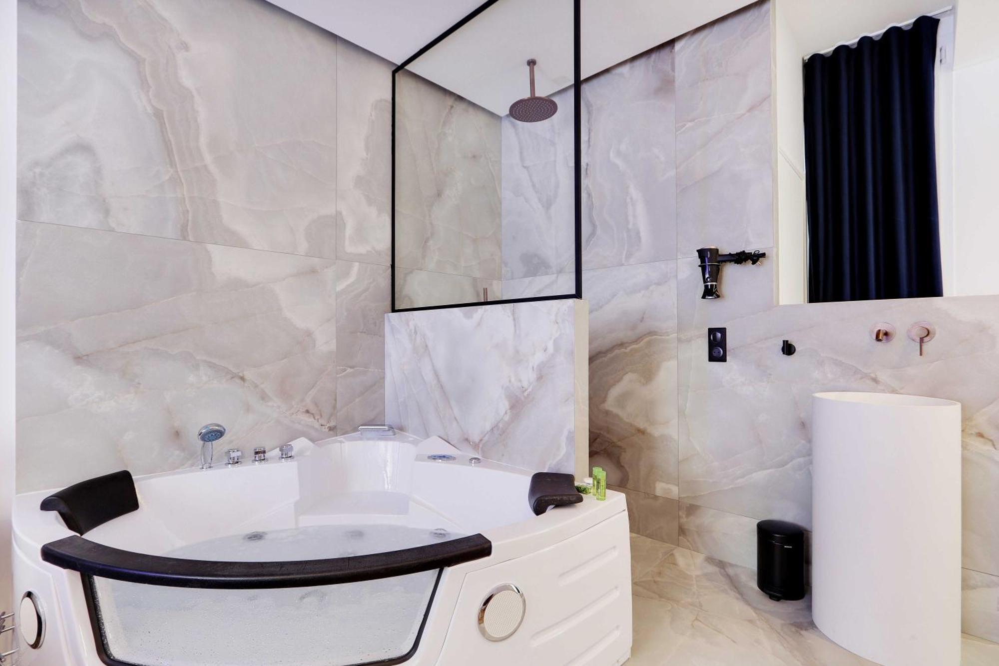 Holiday home Lovely Bedroom With Jacuzzi 2p Chatelet